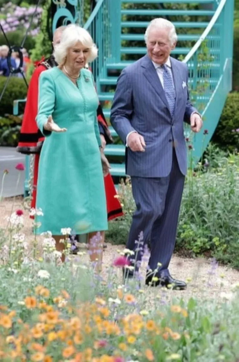 los reyes brit&aacute;nicos caminan por el jard&iacute;n