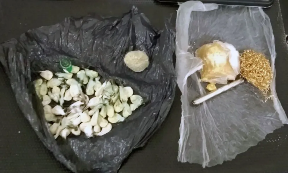 Tres detenidos y 1.100 dosis de droga secuestrada por la policía