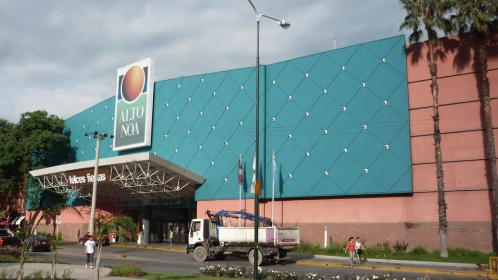 Accidente vial obstaculizó la entrada del principal shopping salteño
