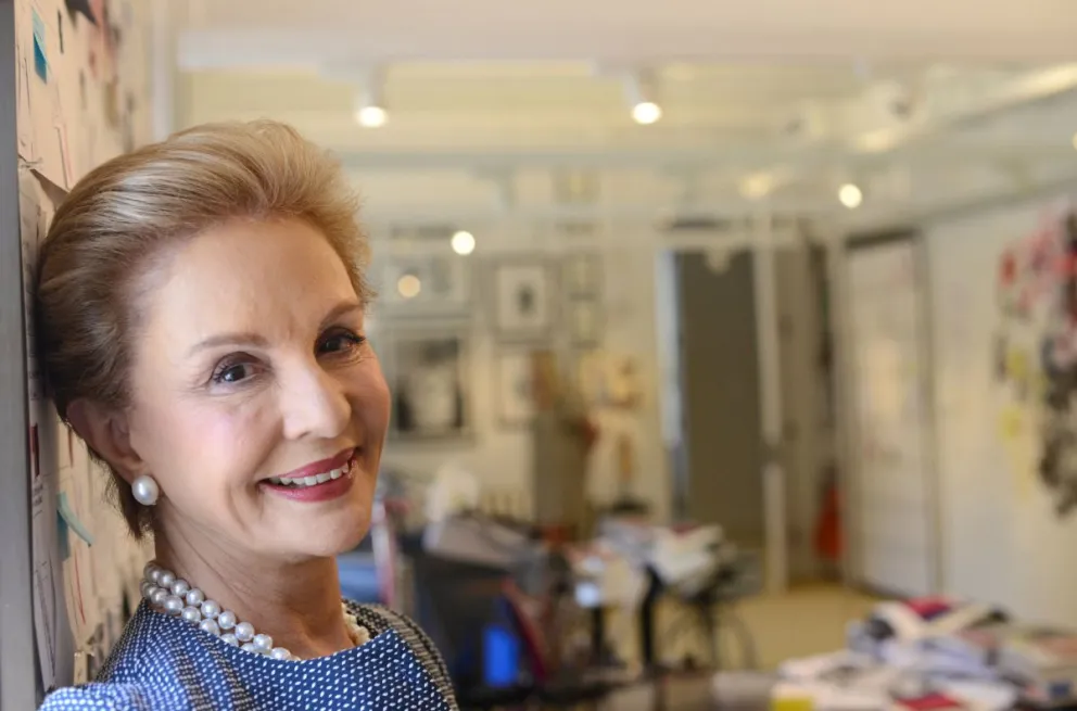 Carolina Herrera revela los 6 consejos claves para usar a la perfección un perfume y que dure más tiempo