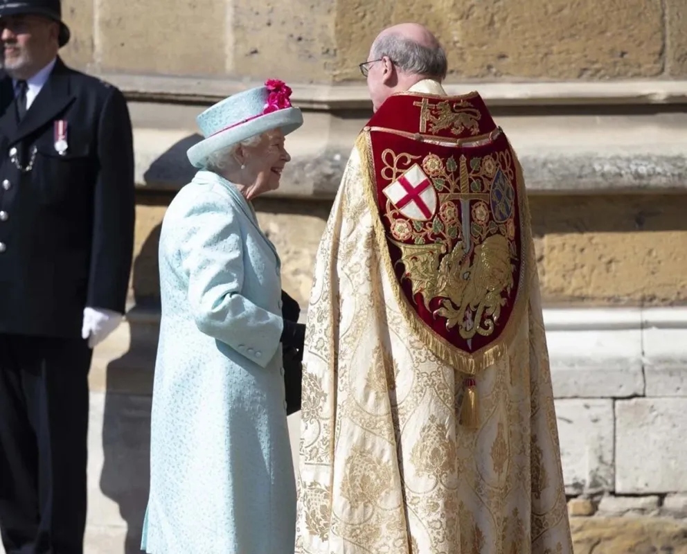 Renuncia el sacerdote favorito de la reina Isabel después de 25 años de servicio