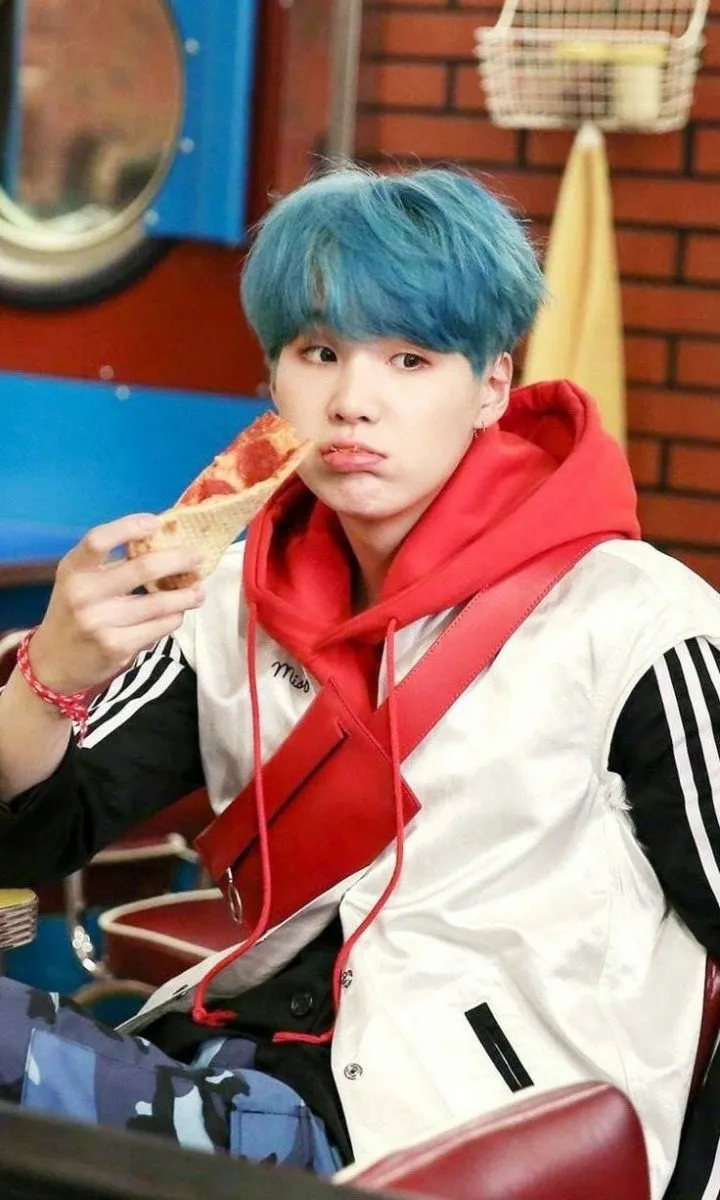 SUGA DE BTS comiendo
