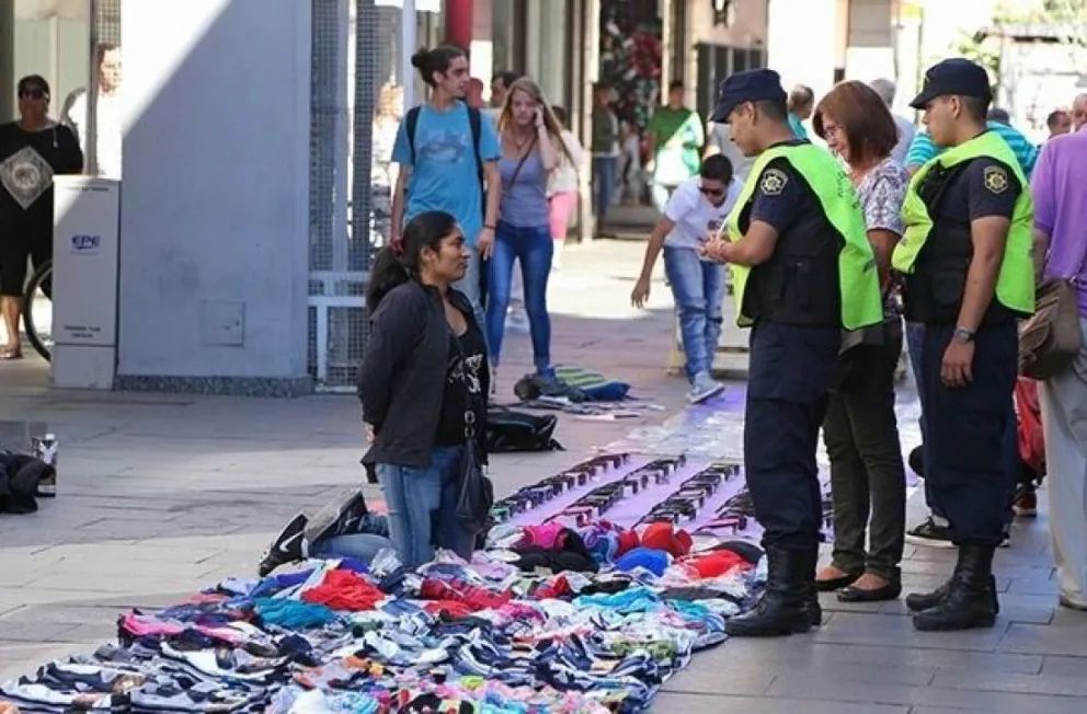 Comerciantes de Salta exigen medidas contra la presencia de manteros en el centro