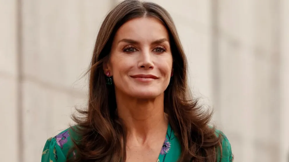 Cartera "reciclada" y vestido negro muy sensual: la reina Letizia dejó atónito a Felipe VI con este look