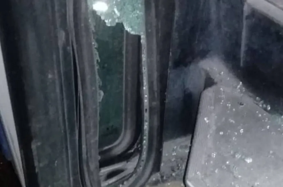 Se molestó porque iba a llegar tarde al trabajo y le rompió el vidrio a un colectivo de SAETA