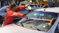Violencia en la vía pública: un automovilista golpeó a un limpiavidrios por "denso"
