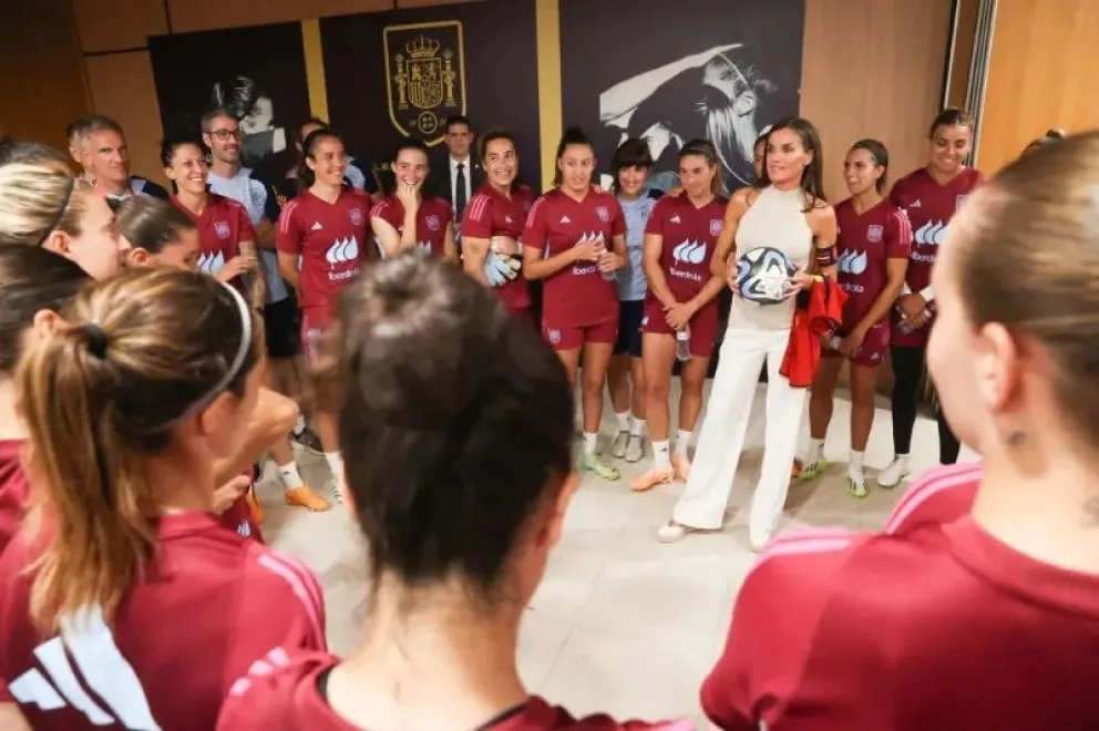 La reina Letizia hace la diferencia con este gesto para la selección de fútbol femenino: el rey Felipe VI orgulloso