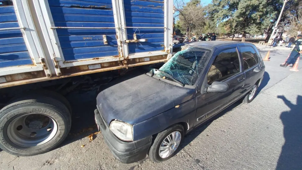 Se salvaron de milagro: un auto quedó incrustado en un camión estacionado 