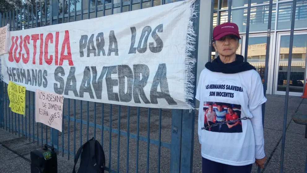 La madre de los hermanos Saavedra se encadenó en la puerta de Ciudad Judicial